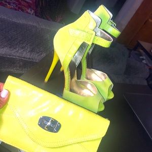 *USED WORN TWICE* BEBE Lucie. Lime Green Punch Size 8 w/ FREE MATCHING WRISTLET